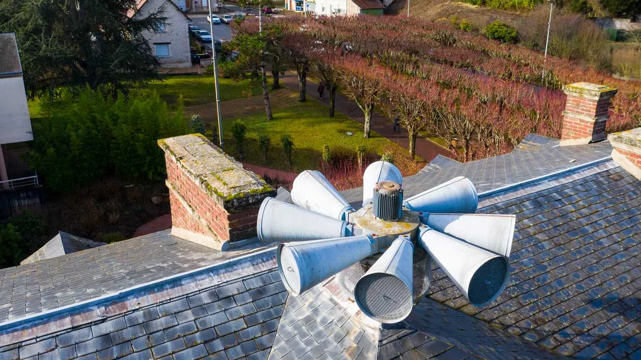 Sirènes SAIP (Système d'Alerte et d'Information aux Populations) installées sur le toit d'un bâtiment